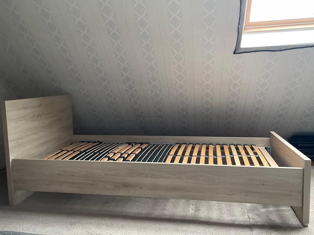 1 persoonsbed met lattembodem, Huis en Inrichting, Slaapkamer | Bedden, Ophalen, 90 cm, Eenpersoons, Beige