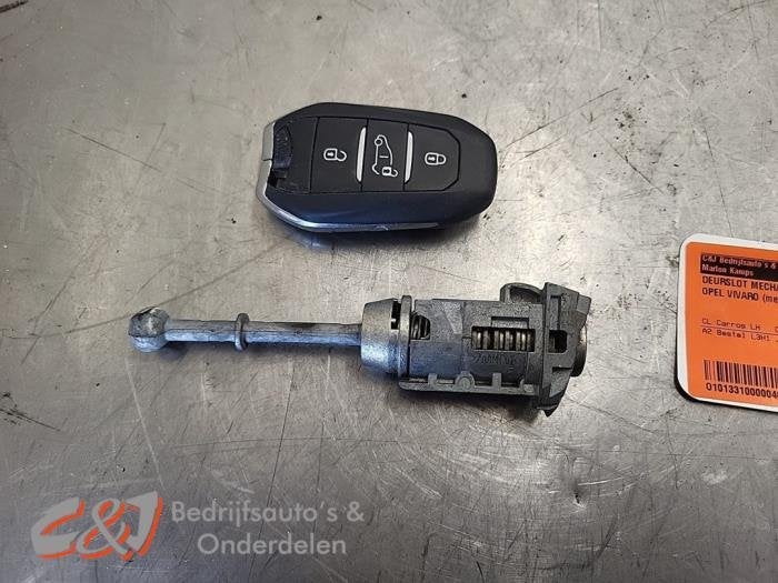 Serrure portière mécanique 2portes gauche d'un Opel Vivaro, -, Opel, 3 mois de garantie, Utilisé