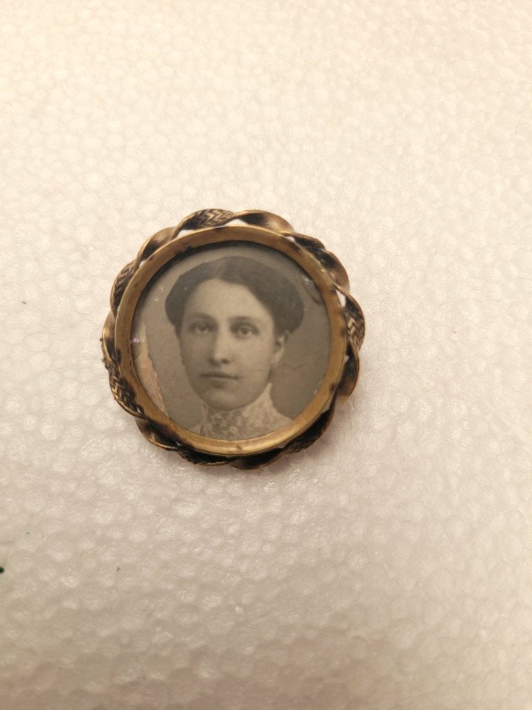 Broche Photo Belle Époque – Portrait Féminin Vers 1900, Enlèvement ou Envoi