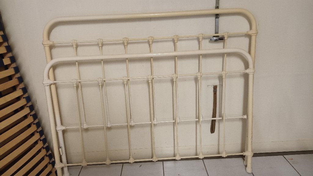 Vintage metalen gelakt bed met lattenbodems en nachtkastjes, Ophalen, Wit, 140 cm, Twijfelaar