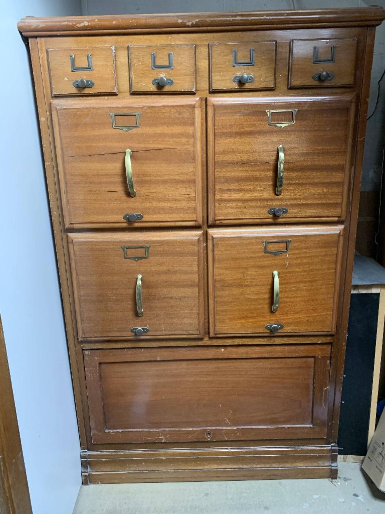 Belle armoire de studio vintage en acajou massif, Enlèvement