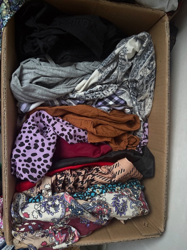Boîte de vêtements taille M, lot de 40 vêtements, Enlèvement ou Envoi, Comme neuf, Taille 38/40 (M)
