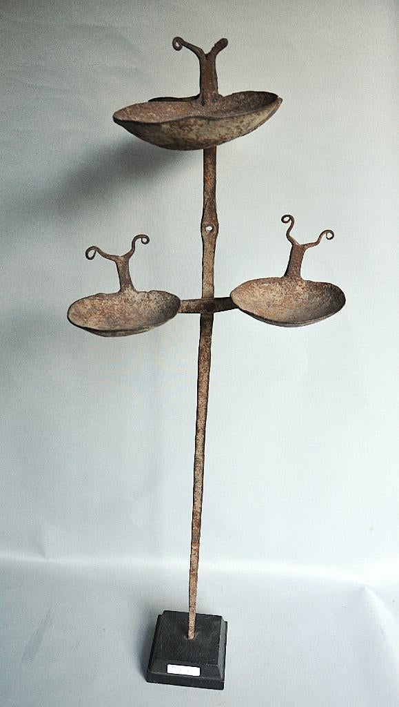 Dogon olielamp uit Mali, begin 20e eeuw – handgesmeed, Antiek en Kunst, Ophalen of Verzenden