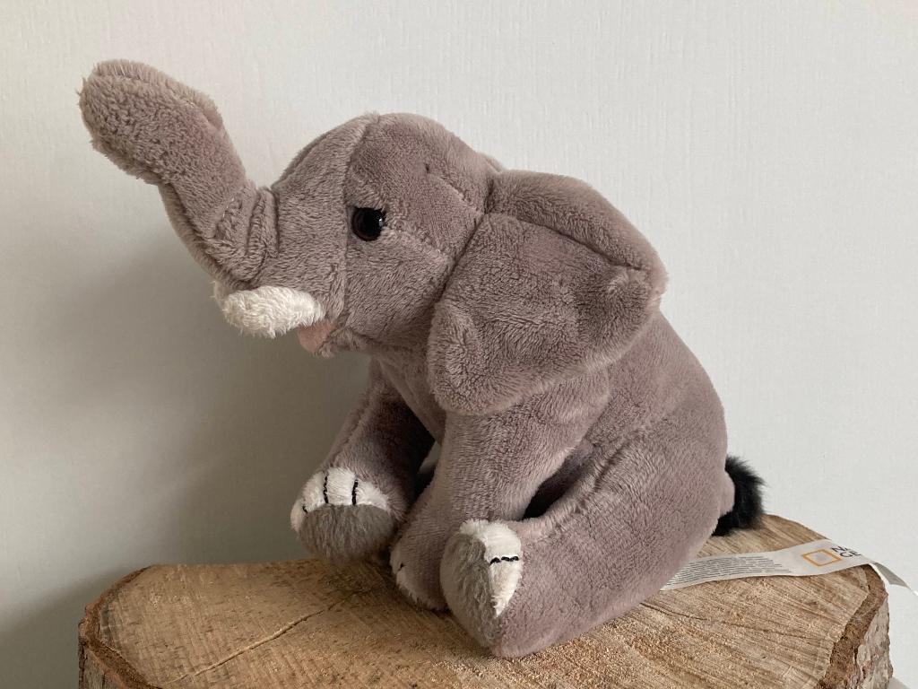 Zittende grijze olifant - National Geographic, Enfants & Bébés, Jouets | Peluches, Enlèvement ou Envoi, Autres marques, Éléphant