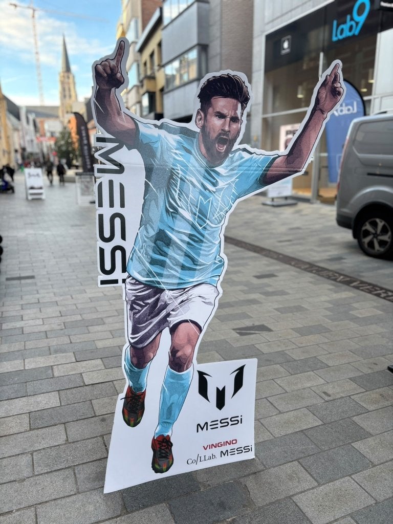 Messi kartonnen levensgrote reclamefiguur, Ophalen, Zo goed als nieuw, Tv, Beeldje, Replica of Model