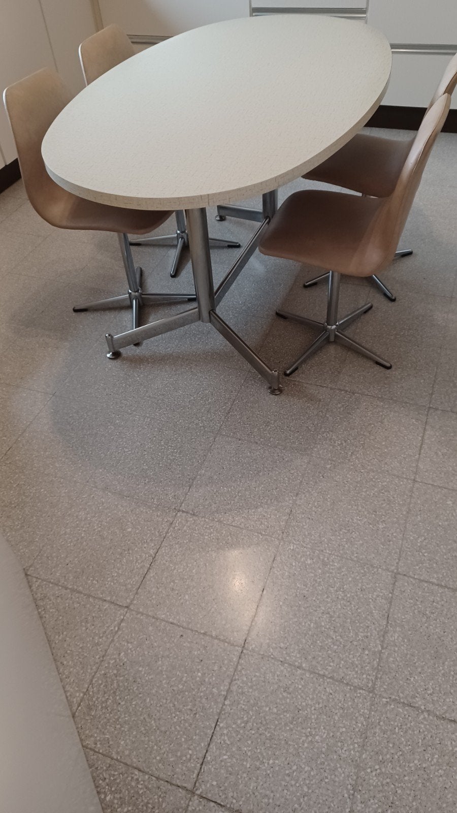 Vintage ovaal tafel, afmeting 90cm x 150cm + 4 stoelen, Huis en Inrichting, Ophalen, Gebruikt