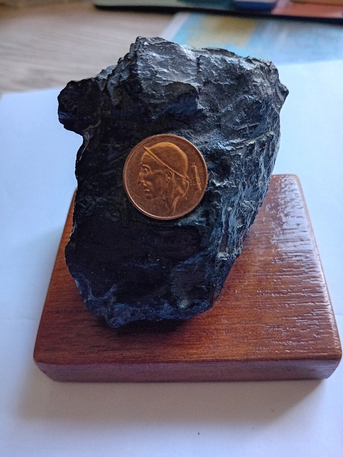 stuk zwarte toermemalijn( schorl) met muntje van 50 centimes, Ophalen of Verzenden