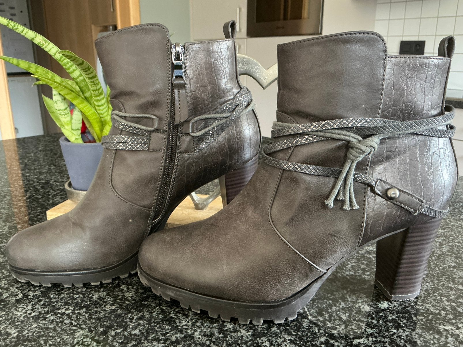 Enkellaarzen maat 41, Kleding | Dames, Lage of Enkellaarzen, Ophalen of Verzenden, Zo goed als nieuw, Grijs