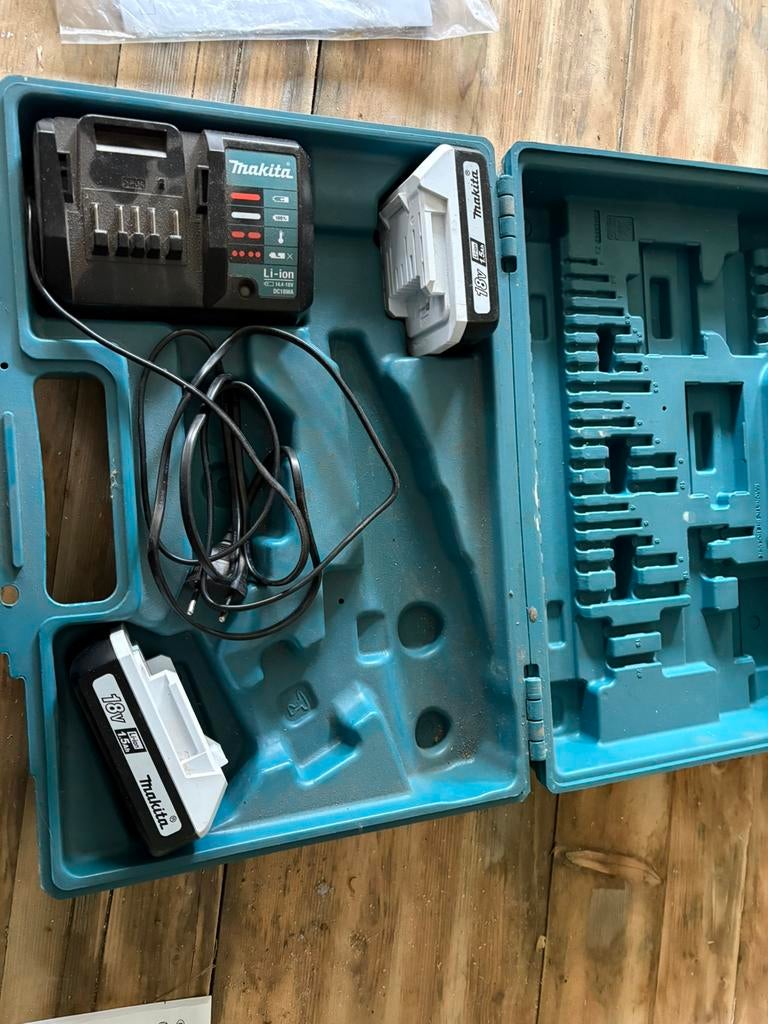 Makita batterijen + oplader, Doe-het-zelf en Bouw, Ophalen, Zo goed als nieuw, Boormachine