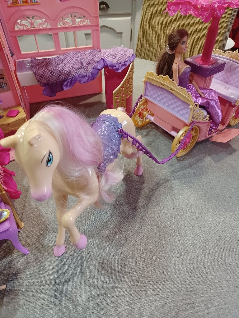Barbie huis draagbaar met paard en koets, Kinderen en Baby's, Ophalen of Verzenden, Gebruikt, Barbie