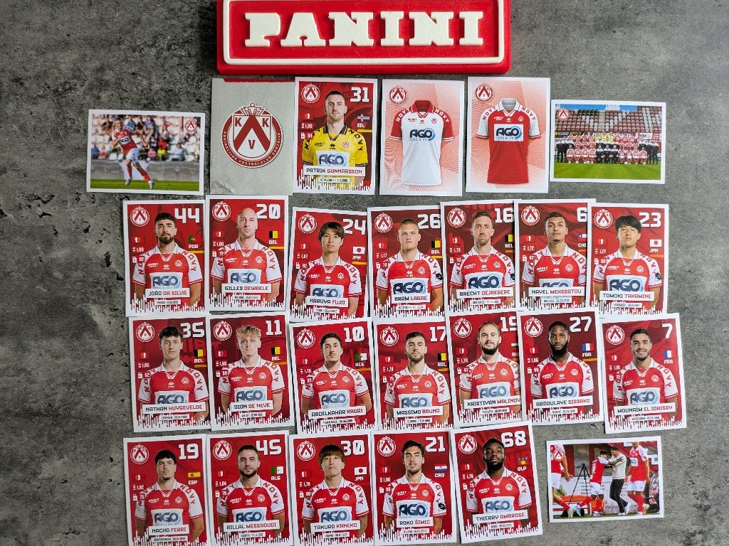PANINI FOOTBALL 2024/25 KVK KORTRIJK 26x AUTOCOLLANTS FOOT, Enlèvement ou Envoi, Neuf