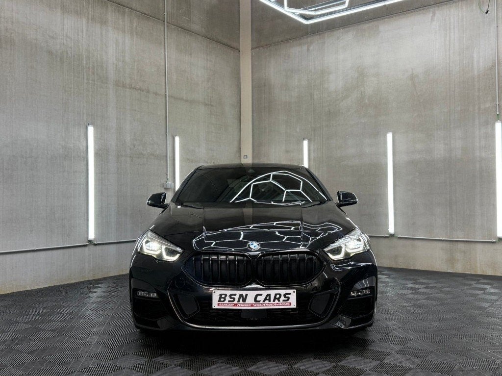 BMW 218i/MPACKET/CARPLAY/1EIGENAAR/GARANTIE, Auto's, Leder en Stof, Zwart, 5 zetels, Onderhoudsboekje