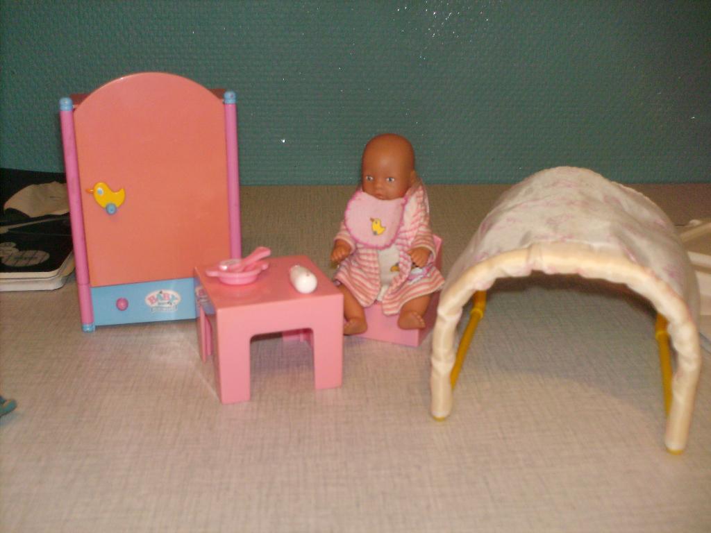 a vendre jouet poupée, Kinderen en Baby's, Speelgoed | Poppen, Ophalen of Verzenden, Zo goed als nieuw, Babypop