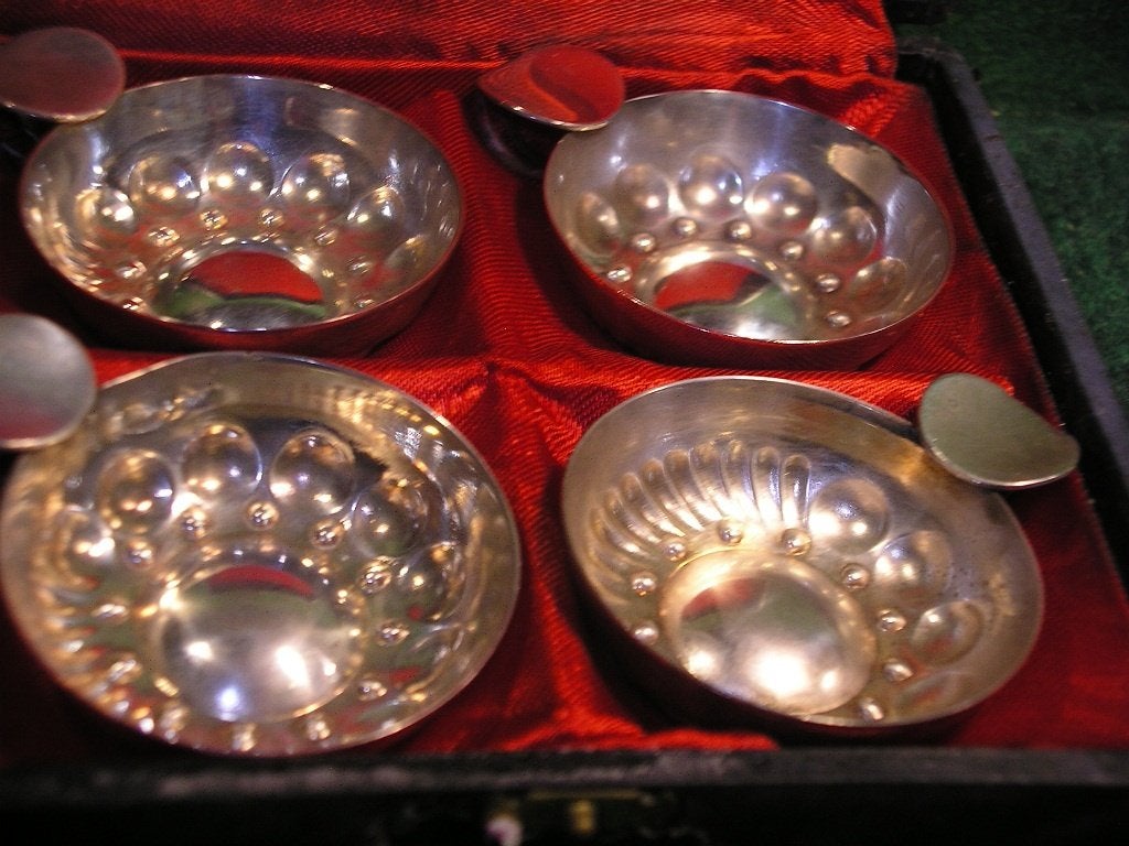 4 KLEINE VERZILVERDE TASTEVINS IN EEN ETUI, Verzamelen, Ophalen of Verzenden, Zo goed als nieuw, Bord of Schaal, Verzilverd