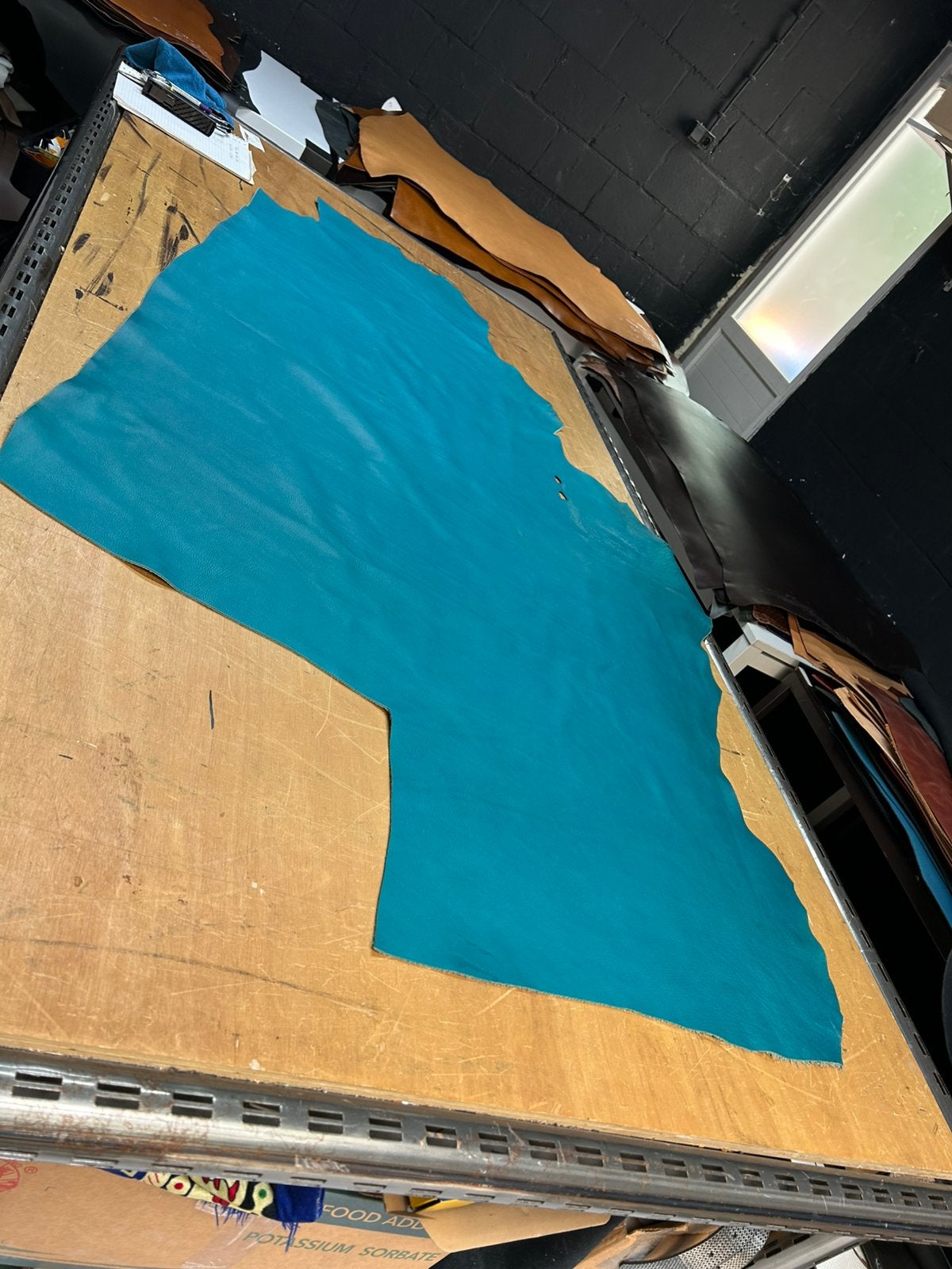 Turquaz blauw leer lap 1.8-2 mm dikte soepel A-253, Hobby en Vrije tijd, Stoffen en Lappen, Ophalen of Verzenden, Zo goed als nieuw