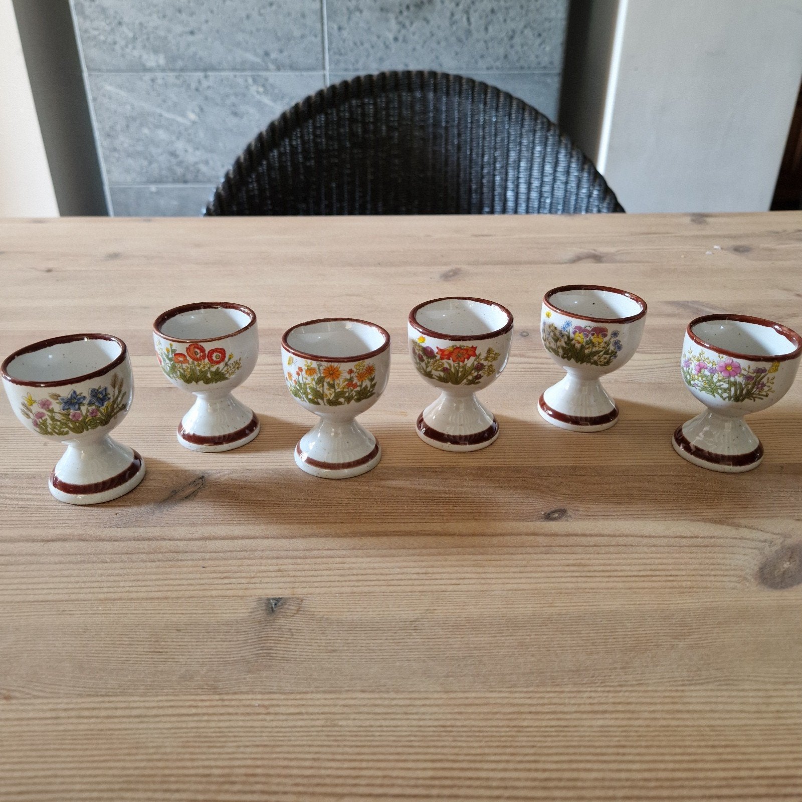 6 coquetiers en grès Joli décor floral, Antiquités & Art, Enlèvement ou Envoi