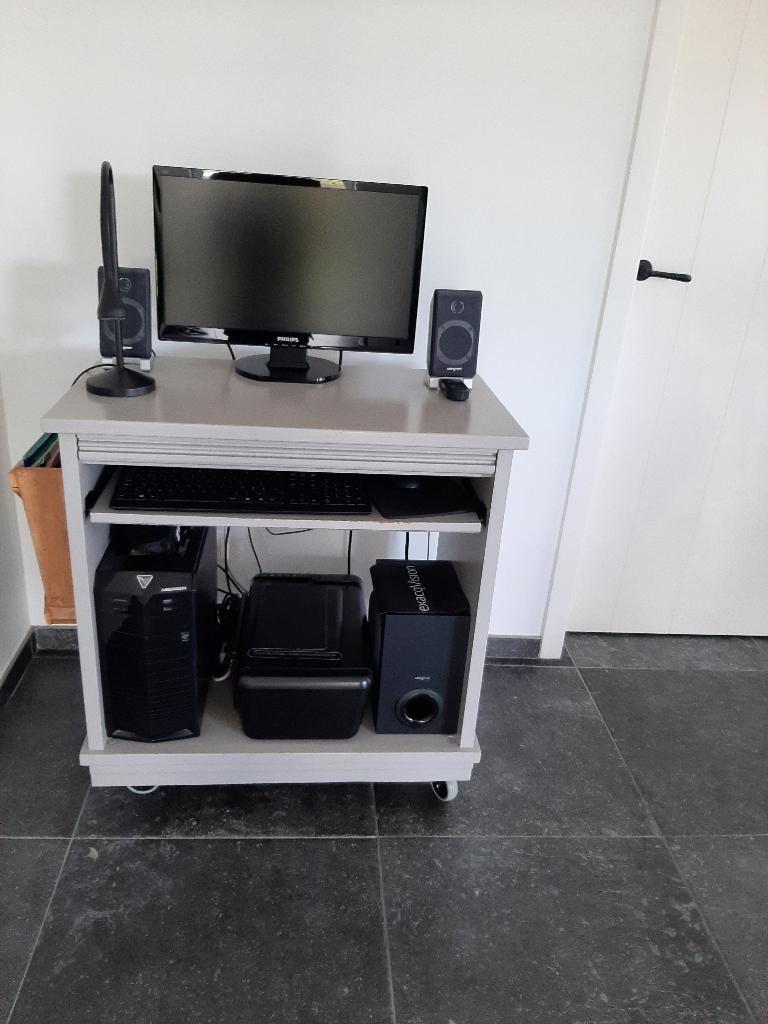 pc meubel met uitschuifbare  plaat voor toesenbord, Huis en Inrichting, Ophalen, Met wielen