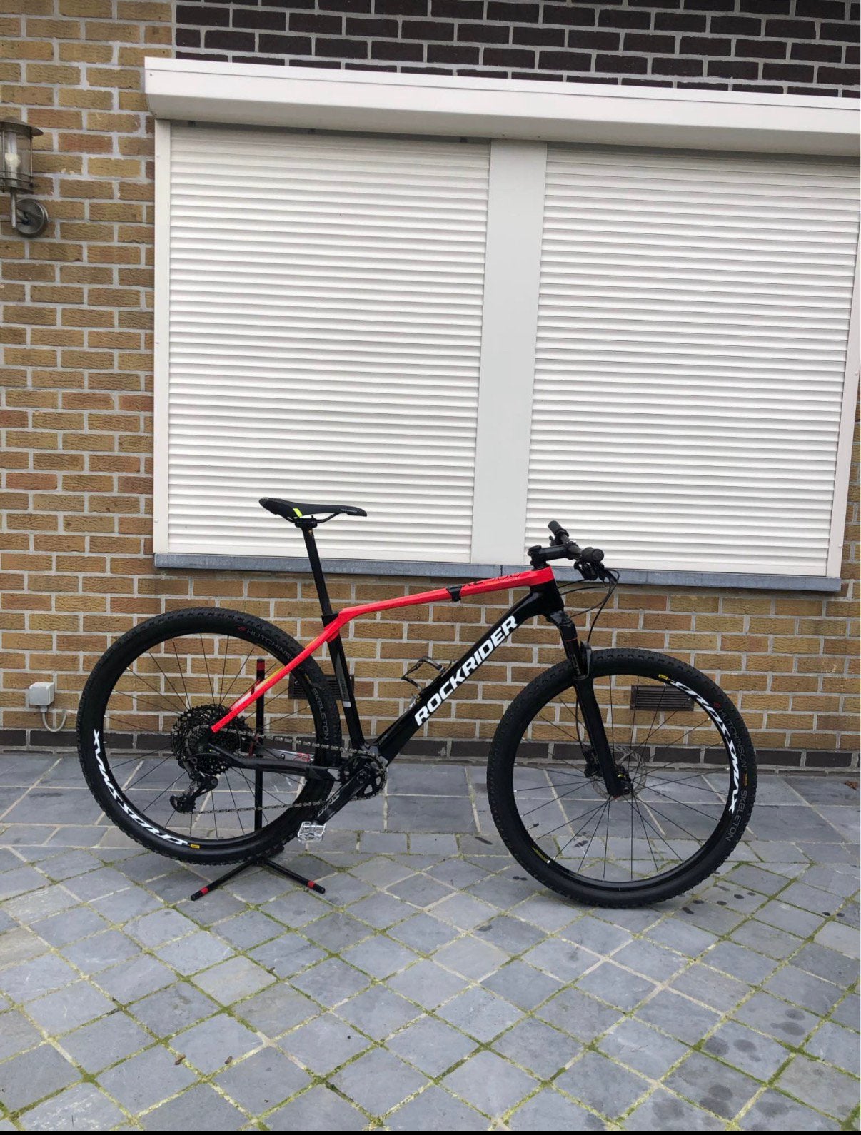 MTB ROCKRIDER XC 900 BOOST – (Zwart/Rood), Fietsen en Brommers, Fietsen | Mountainbikes en ATB, Zo goed als nieuw, Ophalen