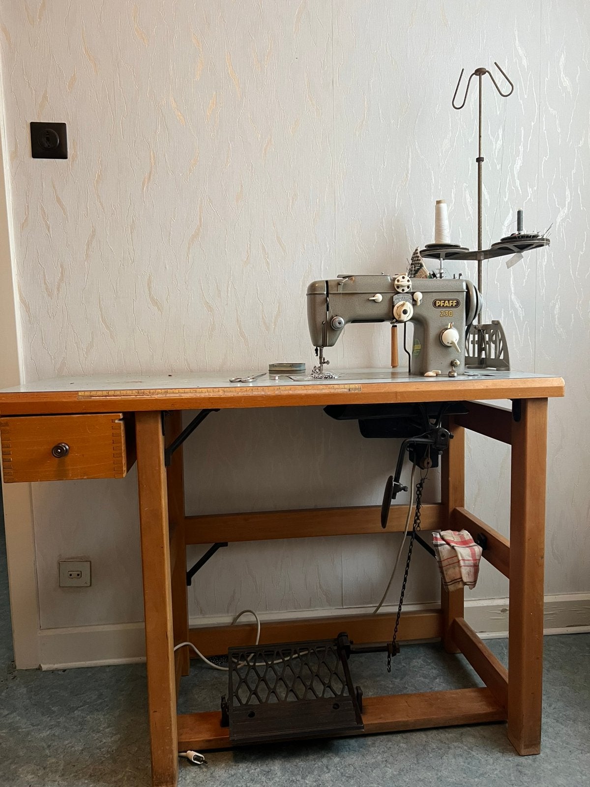 naaimachine met traptafel merk Pfaff 230, Antiek en Kunst, Antiek | Naaimachines, Ophalen