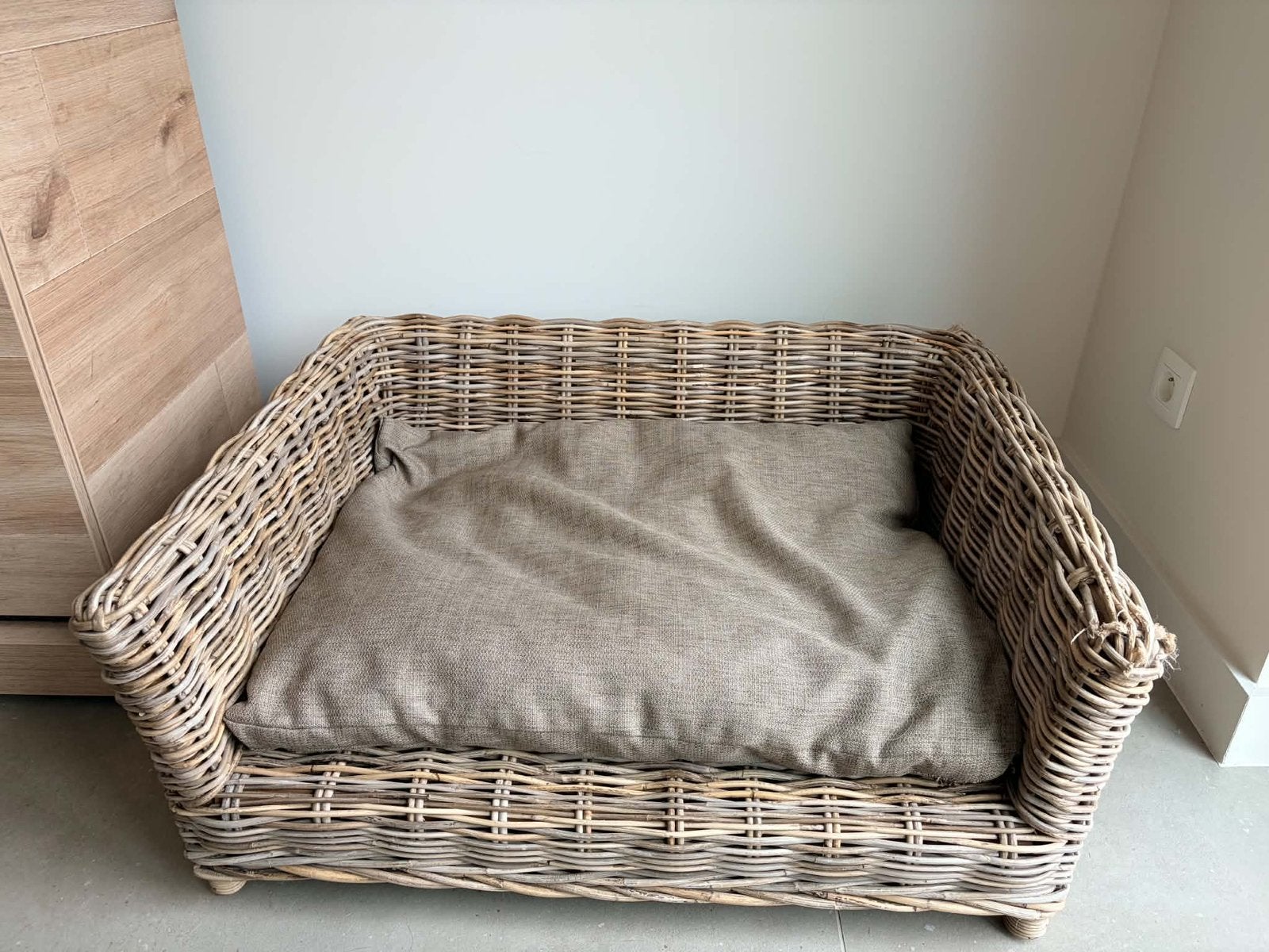 Rieten hondenmand met kussen - 87x57cm, Dieren en Toebehoren, Ophalen, Zo goed als nieuw