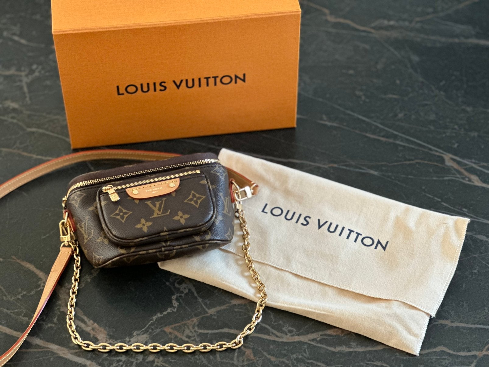 Louis vuitton Mini Bumbag nieuw! Met factuur!, Handtassen en Accessoires, Tassen | Damestassen, Ophalen, Nieuw, Bruin, Avondtasje