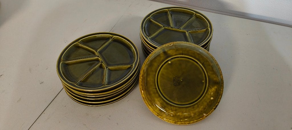 Lot de 14 assiettes à fondue en faïence de GIEN - Vert olive, Neuf, Assiettes(s), Vintage, Enlèvement