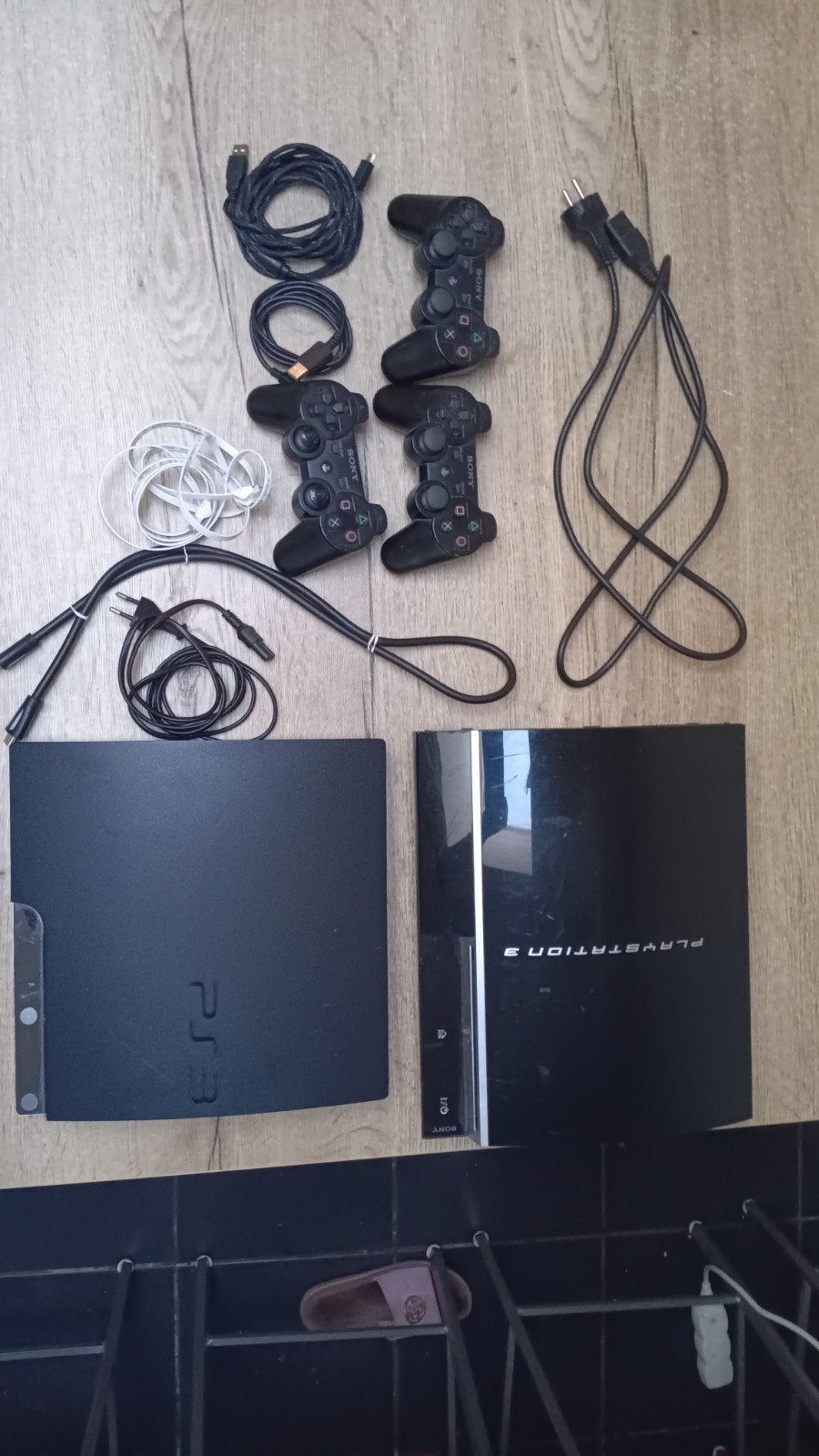 2 ps3 met 3 controlers, Consoles de jeu & Jeux vidéo, Consoles de jeu | Sony PlayStation 3, Enlèvement, Utilisé