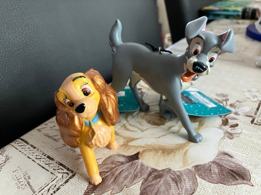 Set van 2 nieuwe disney ornamenten Lady & de Vagebond, Verzamelen, Ophalen of Verzenden, Overige figuren, Nieuw, Beeldje of Figuurtje