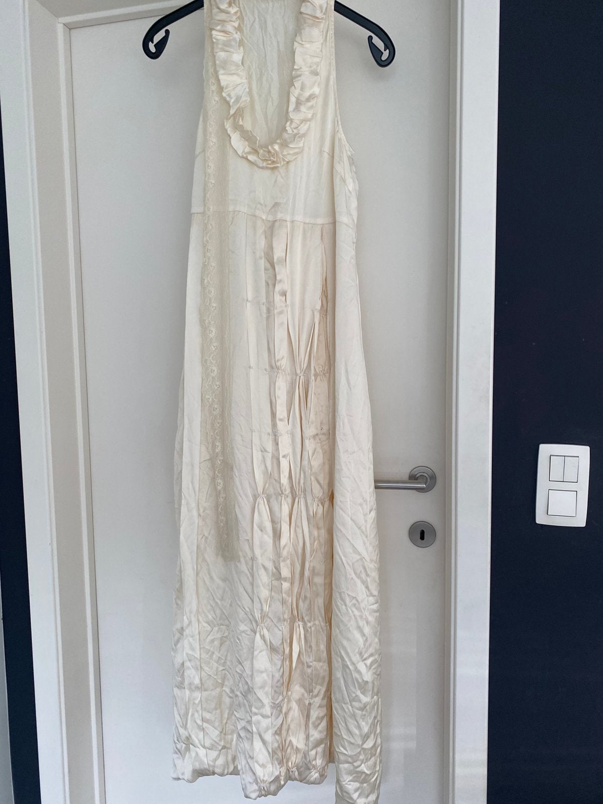 Feestkleed 100:zijde…:PRIJSVERLAGING!!!!!, Kleding | Dames, Trouwkleding en Trouwaccessoires, Ophalen, Zo goed als nieuw, Beige