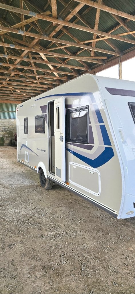 Caravalair artica 496 Family, 6 à 7 mètres, Coin salon convertible, Roue de secours, Particulier
