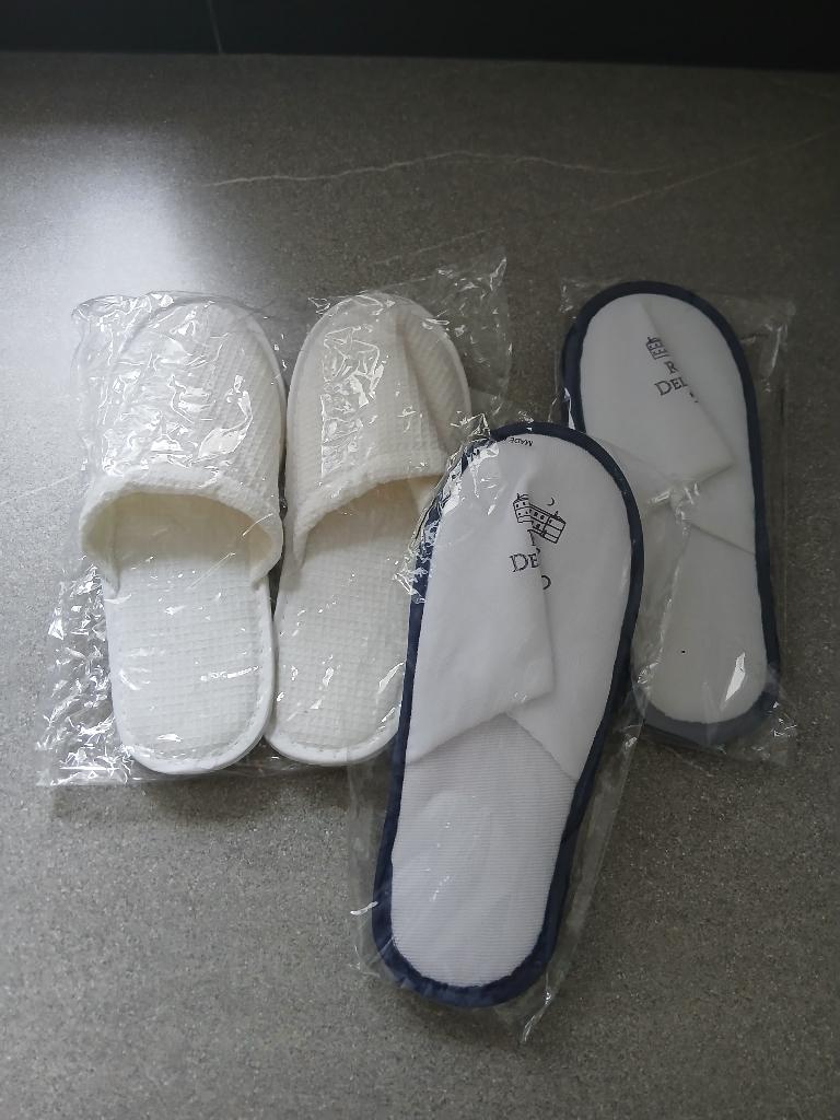 Trois nouvelles paires de chaussons d'hôtel !, Neuf, Enlèvement ou Envoi, Pantoufles, Blanc