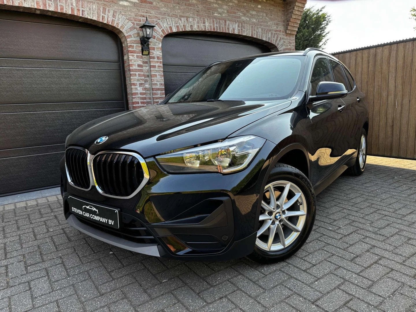 BMW X1 | LED | NAVI | CAMERA | KEY LESS | HEAD UP | FRONT AS, Auto's, Stof, Gebruikt, 136 pk, Zwart