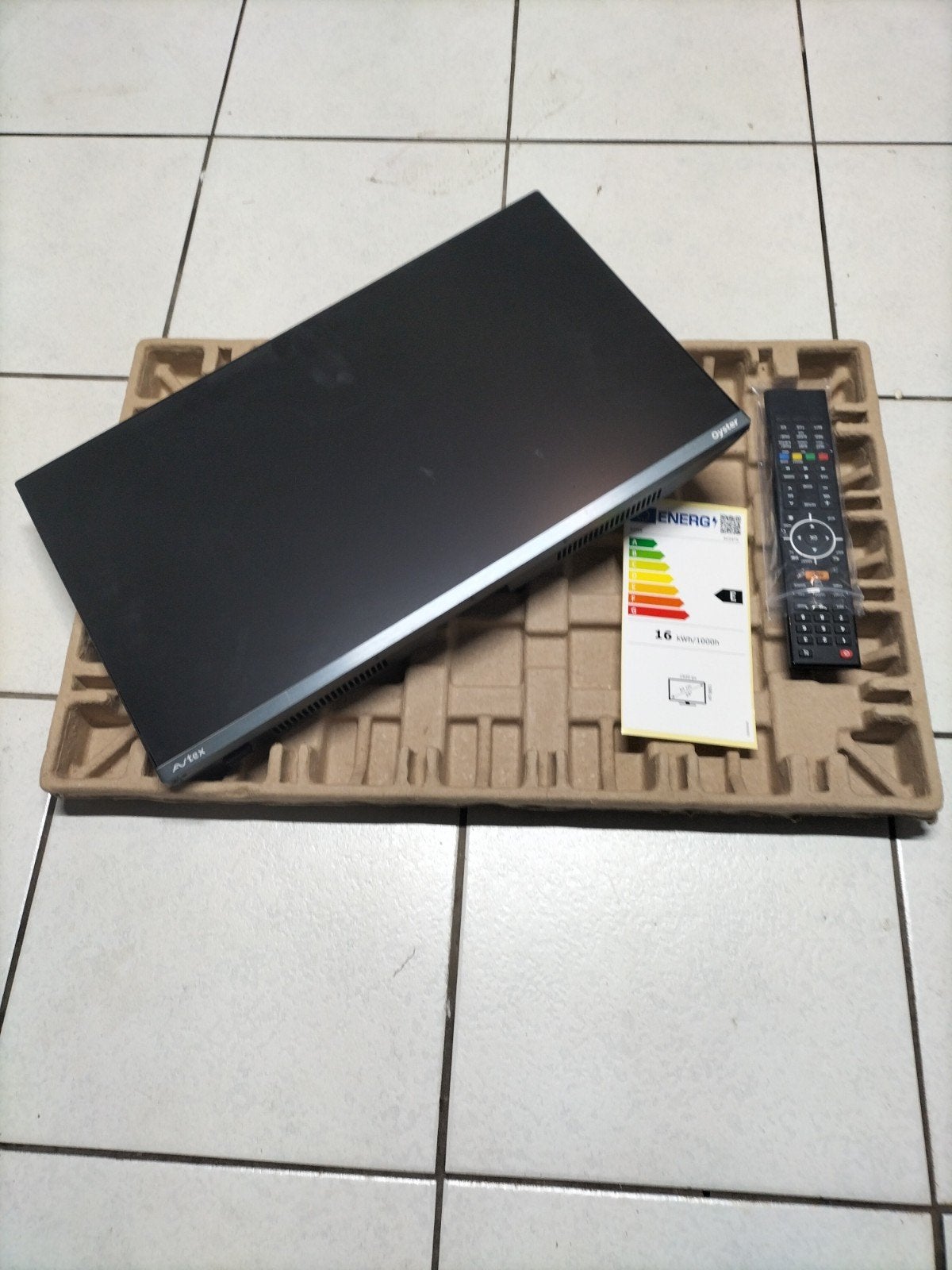 Te koop: Avtex 21,5" TV – 12V / 24V / 230V
Te koop aangebode, Ophalen of Verzenden