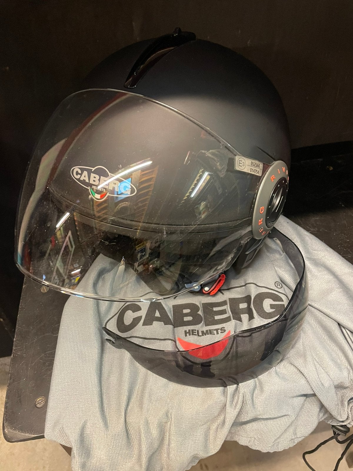 Motorhelmen ,kniebeschermers, schoenen enz… alles is nieuw !, Motos, Casque intégral, Enlèvement, 3XL ou plus grand, Neuf, avec ticket