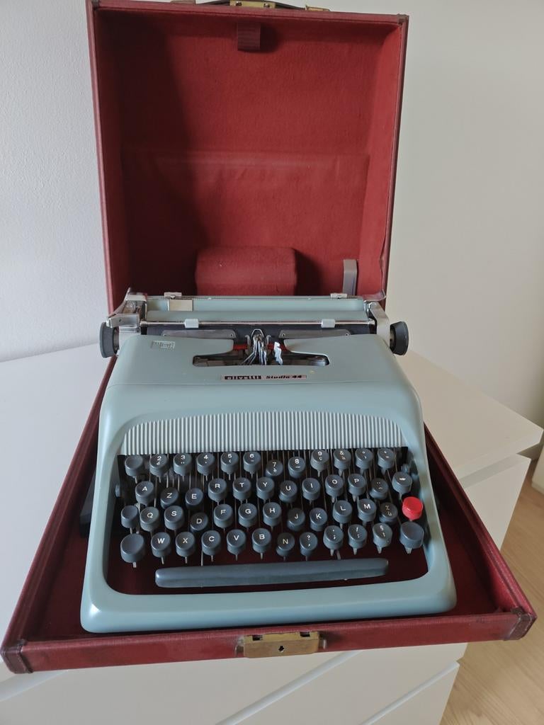 Mooie Olivetti studio 44 typmachine, Ophalen