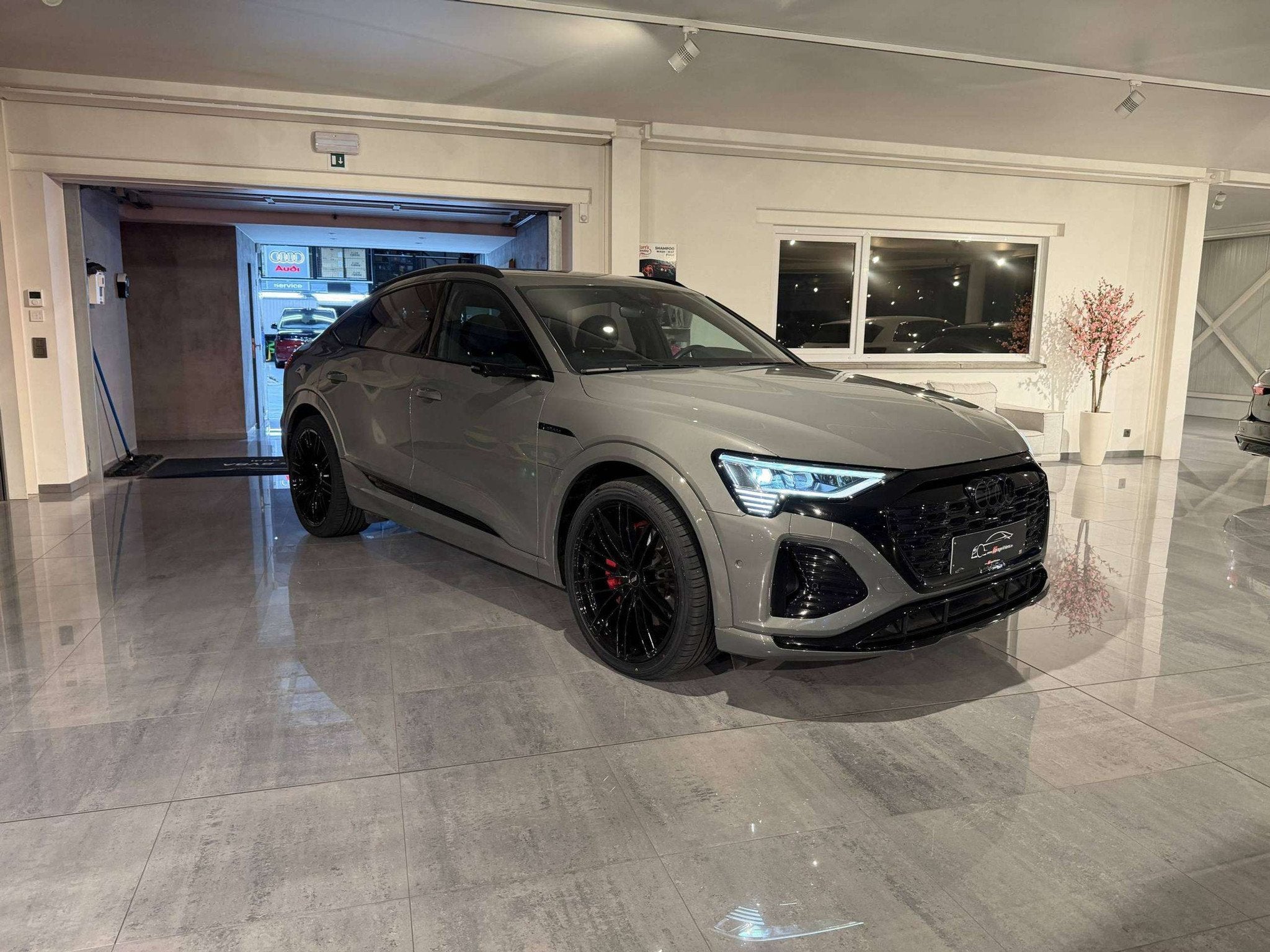 Audi Q8 e-tron SOLD BIJ GARAGE VRIENS YVES BV! (bj 2023), Auto's, Automaat, Zwart, 408 pk, Q8 e-tron