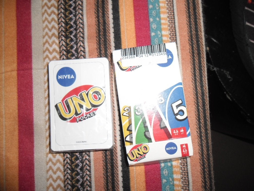 nouveau jeu de cartes à jouer UNO, Enlèvement