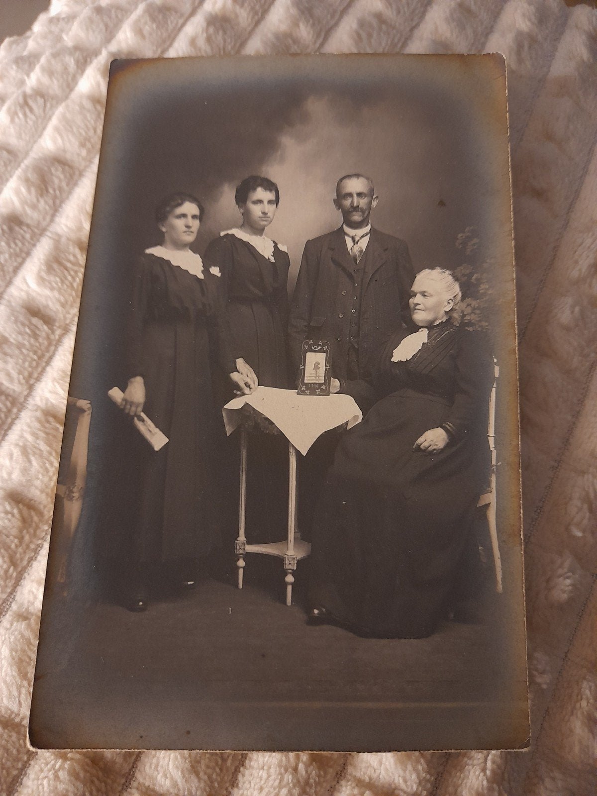 Ansichtkaart „Een burgerlijke familie” uit 1915, Ophalen of Verzenden, Voor 1920, Ongelopen, Overige thema's