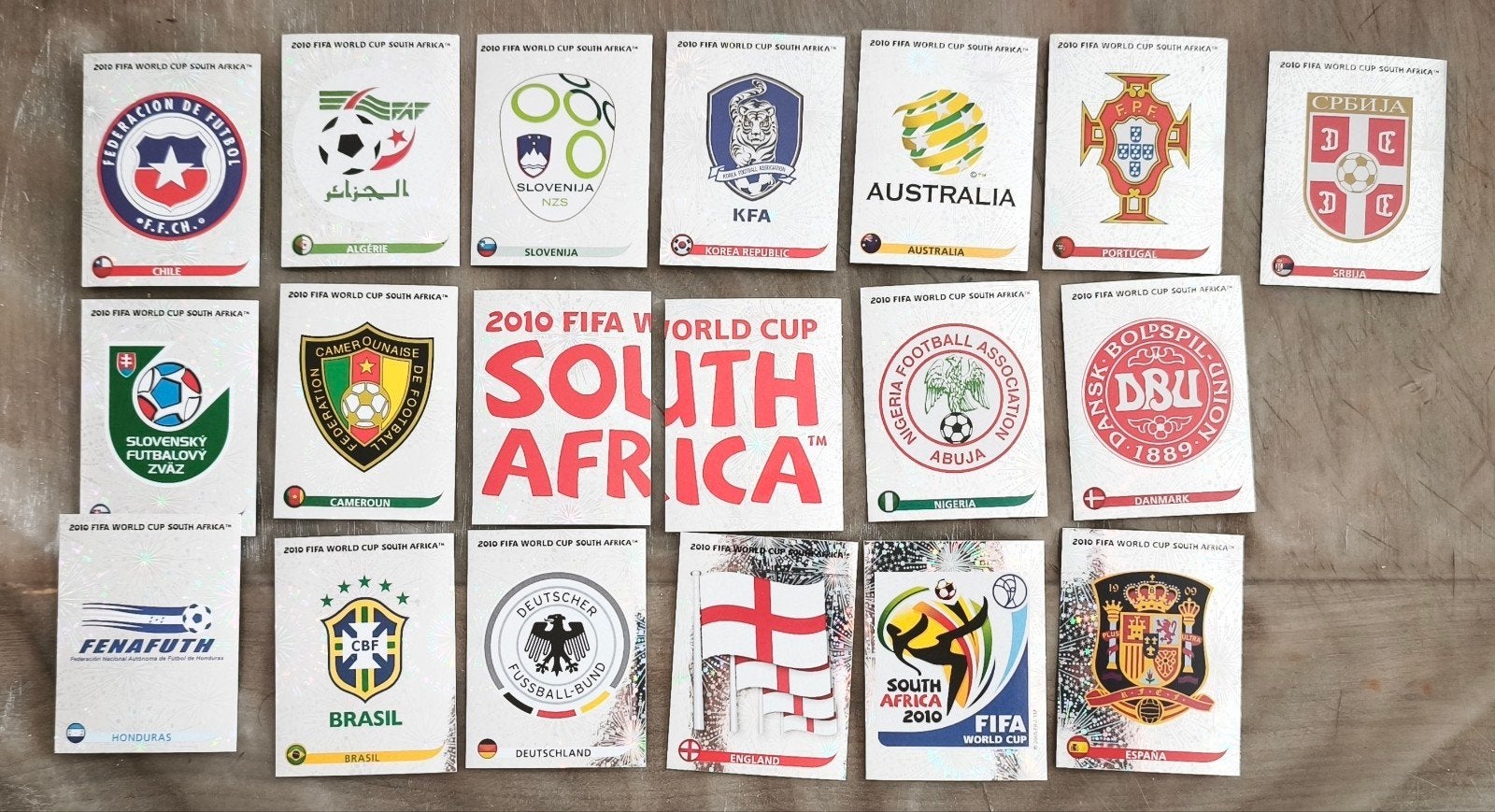 19 images brillantes / emblème pays Panini  stickers 2010, Ophalen of Verzenden