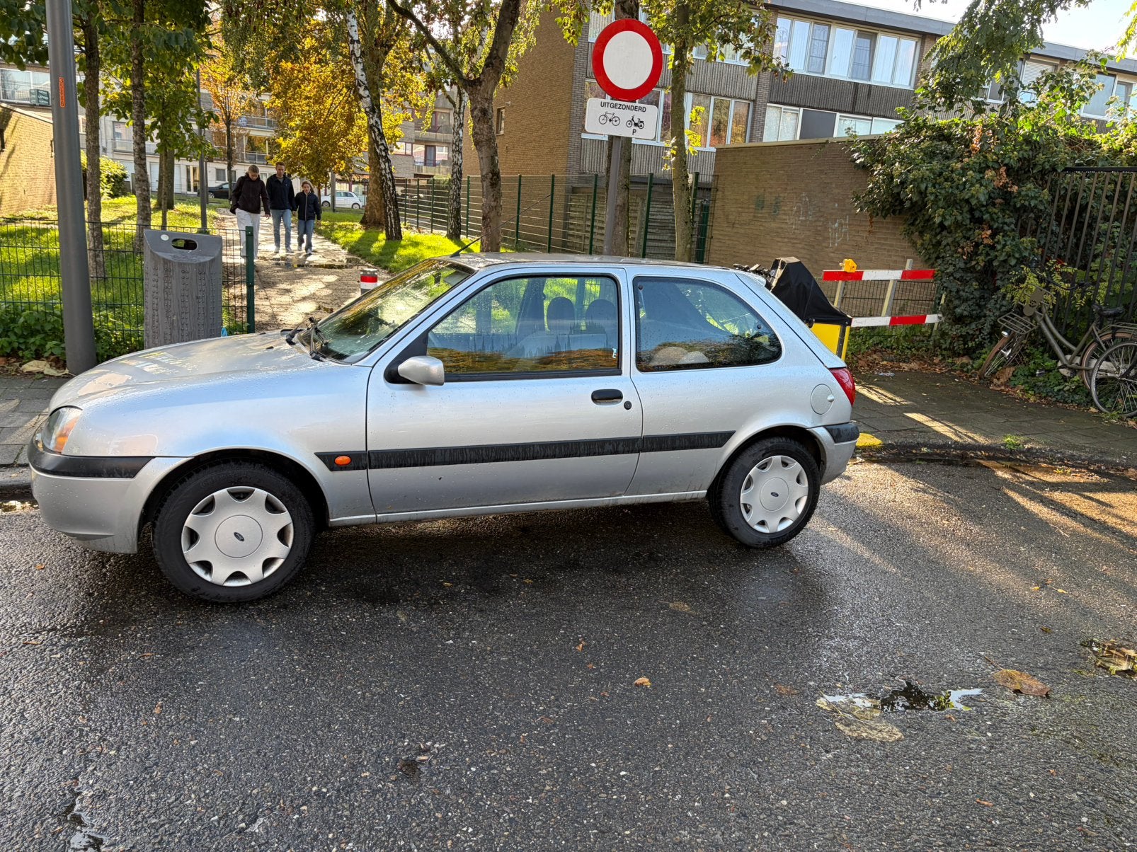 Ford fiesta 1.3 1600€, Autos, Argent ou Gris, Achat, Noir, 2 portes