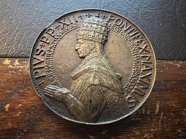 Bronzen medaille Paus Pius XII, Ophalen