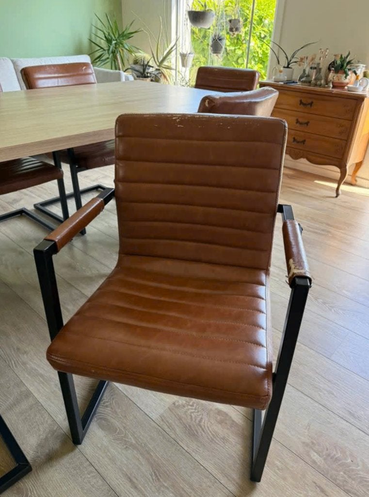 Gratis op te halen stoelen - cognac kleur - zwart gelakt, Huis en Inrichting, Stoelen, Ophalen, Gebruikt, Zwart, Vijf, Zes of meer stoelen