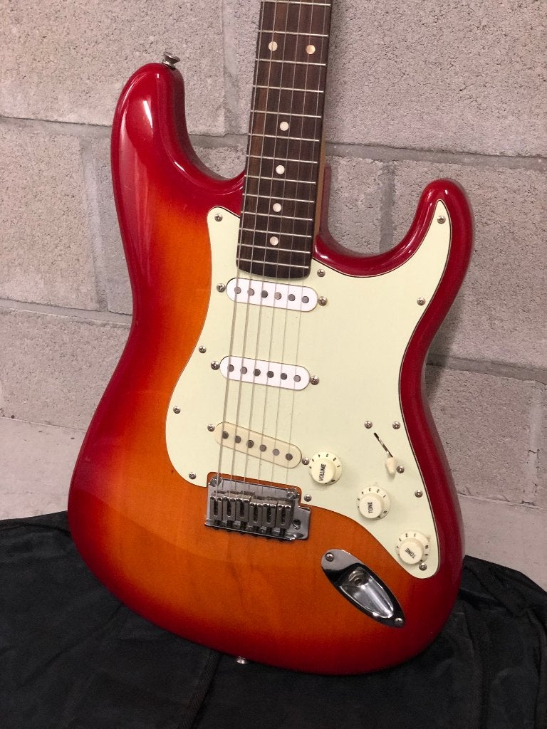 Squier Stratocaster Standard S, cherry sunburst, met gigbag, Muziek en Instrumenten, Ophalen, Gebruikt, Fender
