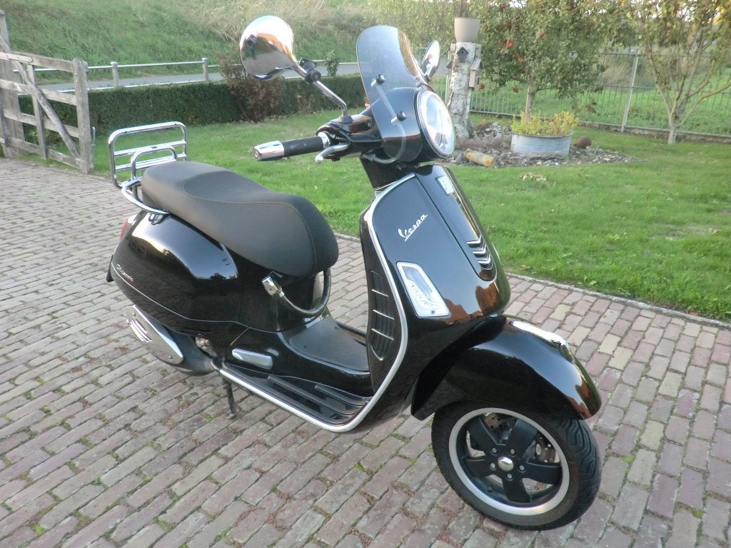 Vespa GTS 300   2016   14dkm    NL papieren, Motoren, Scooter, Particulier, ABS, Minimaal motorrijbewijs A2