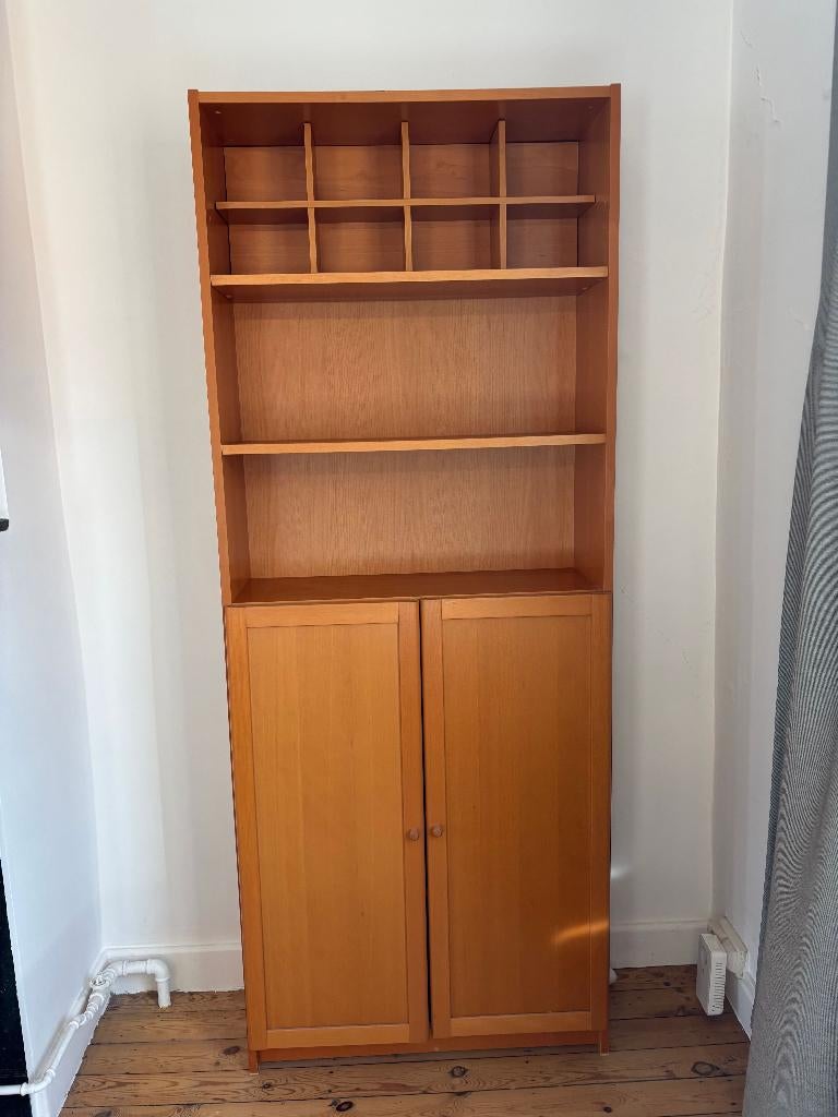 Praktische boekenkast / opbergkast met deurtjes, Ophalen, 50 tot 100 cm, Klassiek basismeubel met een warme, houten uitstraling