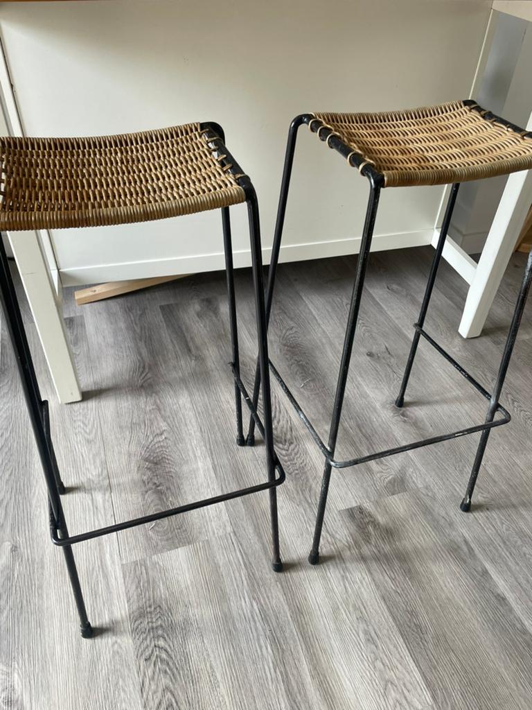 2 barkrukken met metaal zwart onderstel en rotan zitvlak, Avec repose-pieds, 2 tabourets, Enlèvement, Utilisé