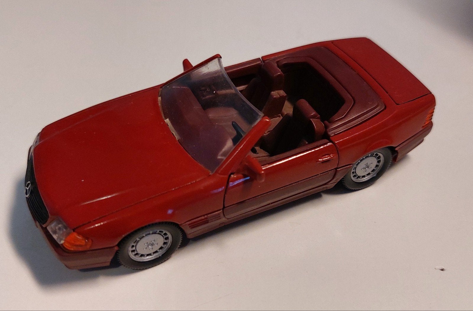 Mercedes Benz 300 500 SL rouge de la marque Schabak 1:43, Enlèvement ou Envoi, Comme neuf, Voiture, Autres marques