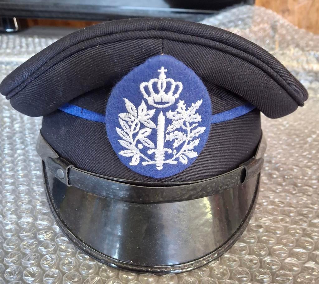 Politie kepie, Verzamelen, Ophalen