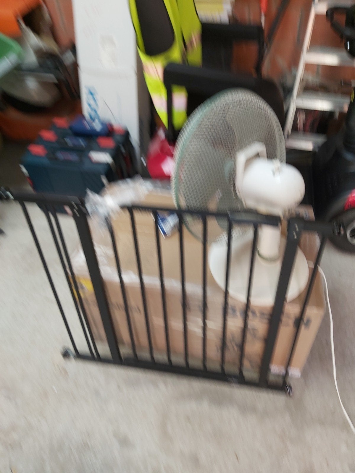 Veiligheidshekje zwart, Kinderen en Baby's, Ophalen, Zo goed als nieuw, Klemhekje, Metaal of IJzer