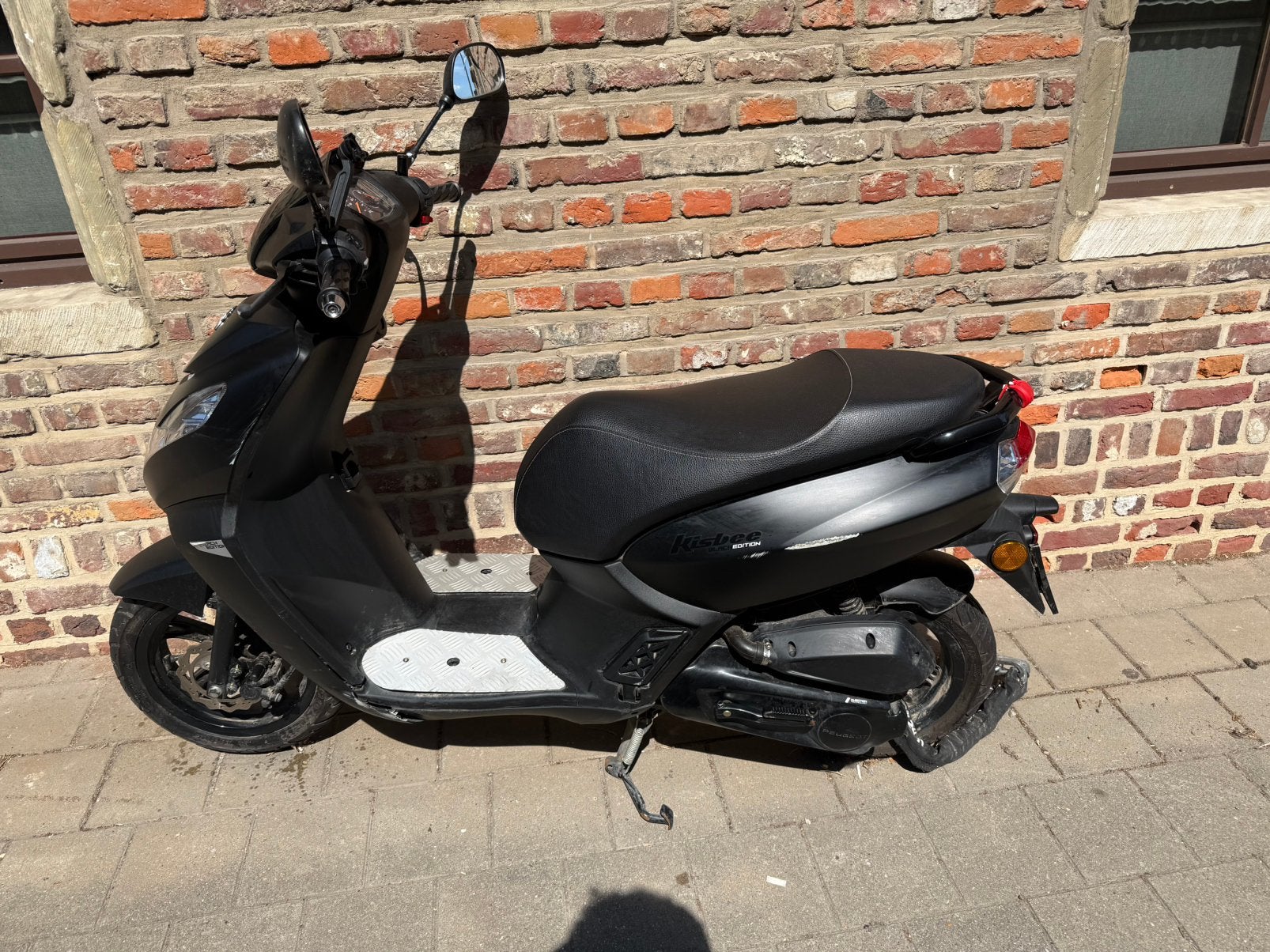 Peugeot Kisbee 2023 + helm + nieuw slot + gsm houder (regen), Vélos & Vélomoteurs, Classe B (45 km/h), Enlèvement, Utilisé, Essence